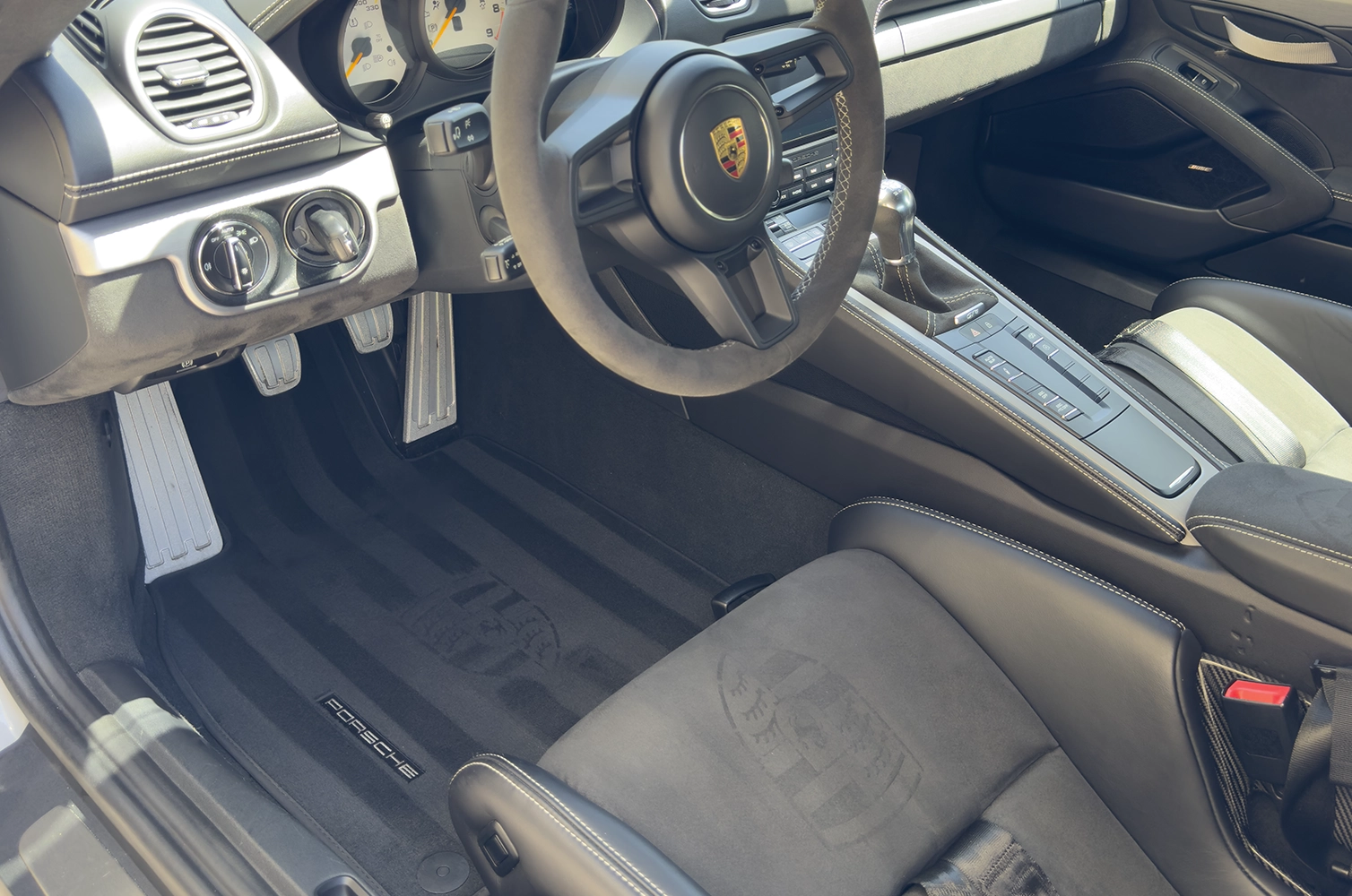 Interior automóvel depois da limpeza detalhada