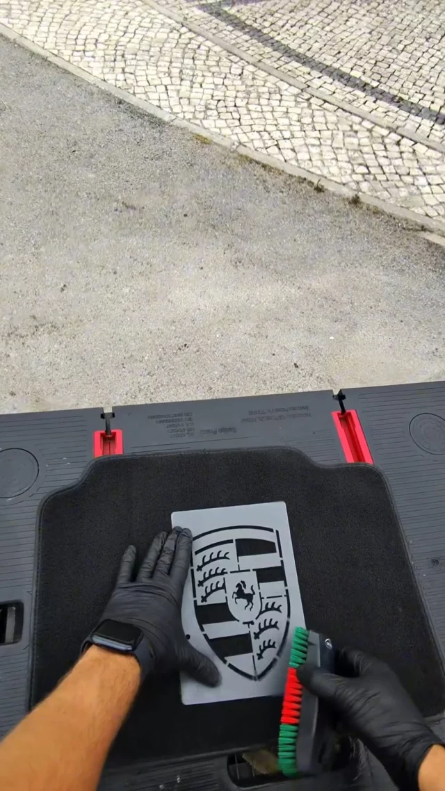 Automóvel premium depois de um serviço de detalhe