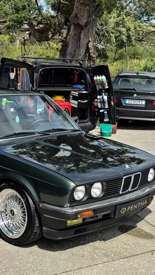 Limpeza detalhada de um automóvel clássico