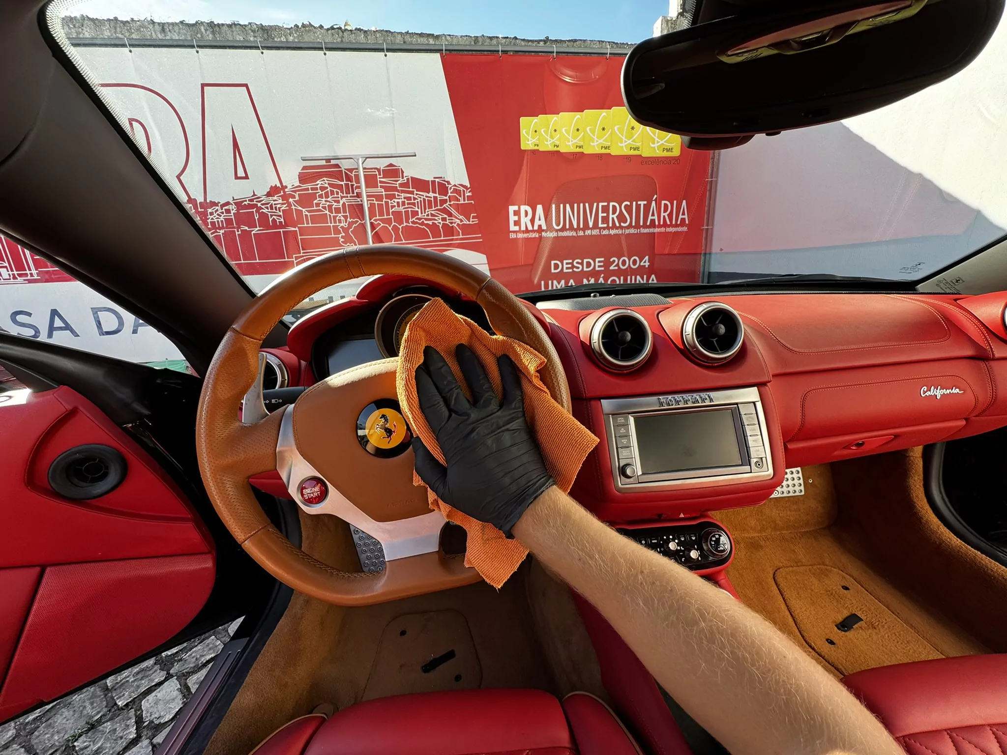 Limpeza profissional do interior de um automóvel